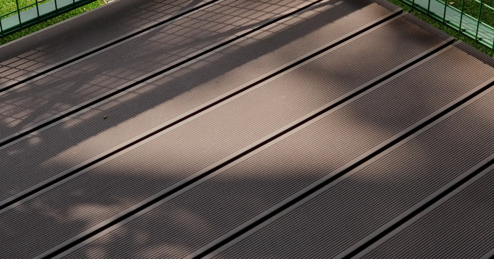 Mahagóni színű TerraDeck WPC deck