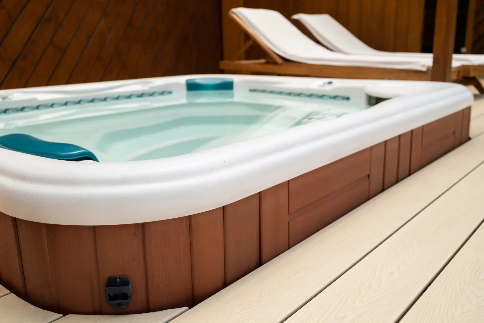 Jakuzzi köré telepített krém színű teraszburkolat