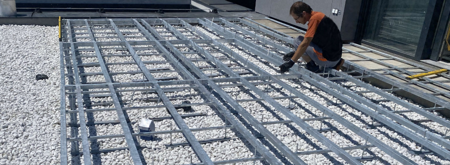 Szintezhető acélszerkezet telepítése WPC teraszhoz